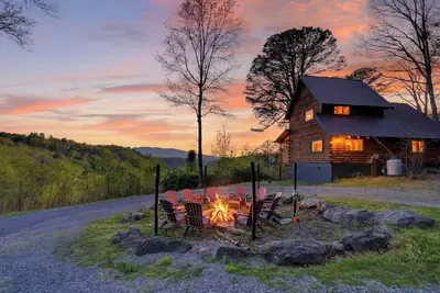 Image de Covered Deck + Fire Pit + Mountain Views | Near Smokies | Isaiah's Cabin