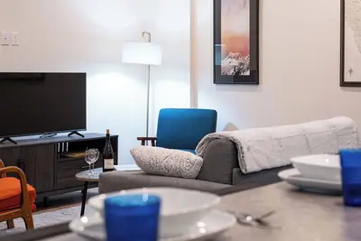 Image de Spacious Revelstoke rental near ski hill and downtown, with private hot tub, full kitchen, and comfortable living areas for up to 5 guests.