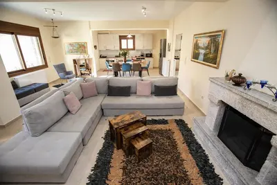 Image de Villa Gravias avec cheminée, près de la rivière, barbecue et salle à manger extérieure