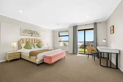 Image de Luxury Spacious Family House Full of Love & Unity!