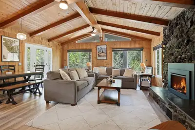 Image de New! Whispering Falls with spa/firepit/Bbq/Ev/pet friendly!
