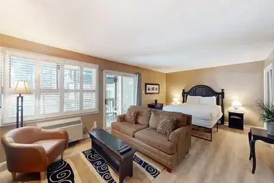 Image de Bm Studio w/ Large Patio | Pool, Hot Tub, Tennis