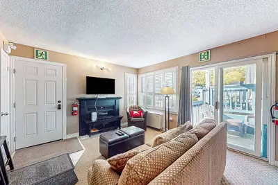 Image de Ground Level Studio with Pool, Hot Tub, Tennis!