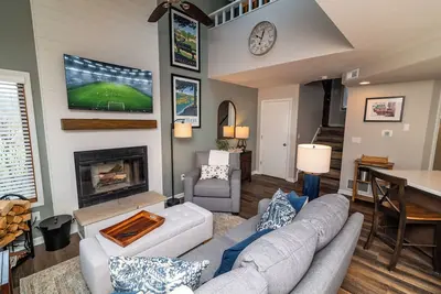 Image de Updated & Upscale! Near Golf, Spa, Pool and Paths!