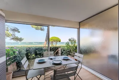 Image de Appartement « Studio Vue Mer - Direct Plage » avec vue sur la mer, terrasse privée et Wi-Fi