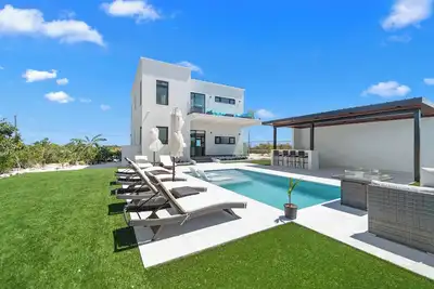 Image de Stylish Villa with Private Pool, Bbq, and Views