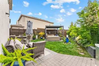 Image de Welcome  - Modern, North Sacramento Tropical Home