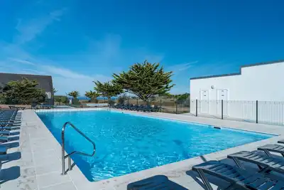 Image de À 200m de la plage | Piscine sur place et balcon