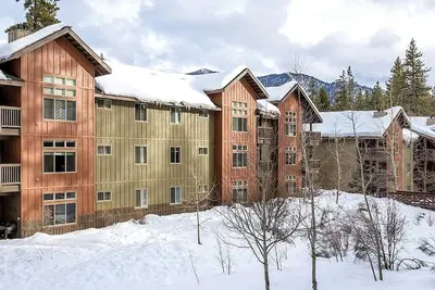 Image de Spacious  1-bedroom condo with fireplace in enchanting Stateline