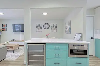 Image de Modern 3br Suite Steps to C-Train Near Zoo & Dt