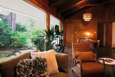Image de Midcentury Riverfront Retreat