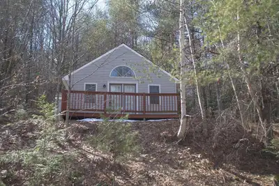 Image de 1 bedroom cottage with queen bed and whirlpool tub and large raised deck.