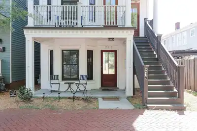 Image de Spacious Modern Apt| 2bd/2ba| Near Forsyth Park