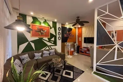 Image de Spacious 3-Storey Home with Pool