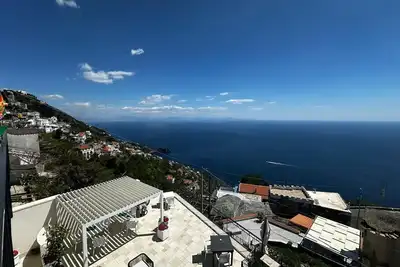 Image de Chambre « Camera Deluxe Amalfi » avec terrasse partagée, Wi-Fi et climatisation