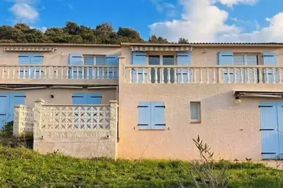 F2 dans une maison vue sur mer, à 100m de la plage
