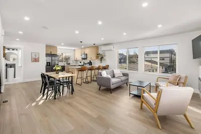 Image de Brand New 3br Townhome - Near Light Rail & Airport