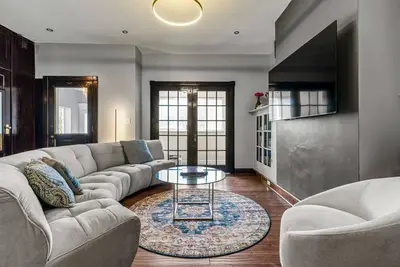 Image de Restored Sharpsburg Gem | 2 En Suite Rooms | Gourmet Kitchen | 3. 5 Baths + Game Room
