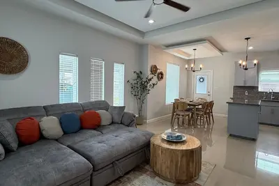 Image de 2-bedroom apartment in peaceful Pharr with Ac for relaxing stays