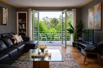 Image de Spacious patrimonial apartment for 7 people. View of the park. Metro Bellas Artes.
