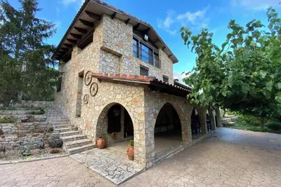 Image de Masía de piedra con piscina