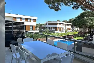Sol, terraza y piscina en S’Agaró