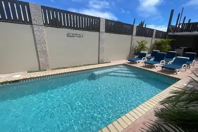 Puerta del Sol#2-Studio near airport with shared pool sleeps 4