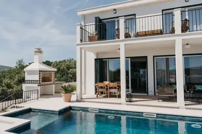 Image de Maison pour la famille avec la piscine Maslinica, Solta (K-25815)