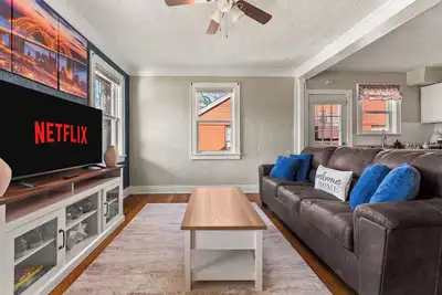 Image de Private Duplex • Sleeps 8 • 2 Full Units • Near Midtown • Pet Friendly