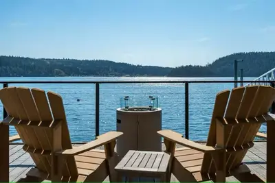 Image de Romantic Deception Pass Waterfront Cabin with Deck Over Water