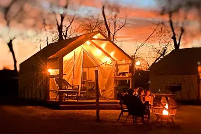 Image de Exciting Family-Friendly Glamping Adventure: Pretty Safari Tent on the San Marcos River near Kingsbury, Texas