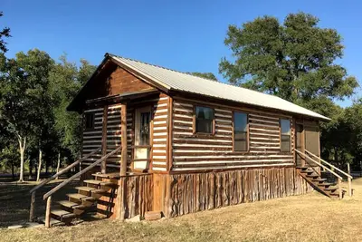 Image de Charming Log Cabin in Texas - Perfect Glamping Vacation on the San Marcos River near Kingsbury