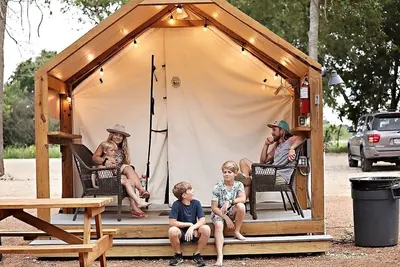 Image de Amazing Aquatic Adventure for the Whole Family: Luxurious Safari Tent near Kingsbury, Texas