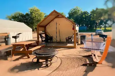 Image de Dream Glamping Destination Suitable for Families: Comfortable Safari Tent on the San Marcos River near Kingsbury, Texas