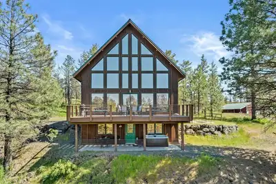 Image de Spacious Rustic Cabin Rental with a Hot Tub in Cheney, Washington