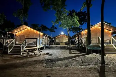 Image de Family Bonding in Style: Safari Tent Glamping Experience in Cibolo, Tx