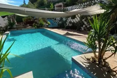 Image de belle villa chambre a thème avec grande piscine