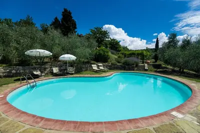 Image de Ancienne Tour Médiévale avec Piscine et Vue sur Florence