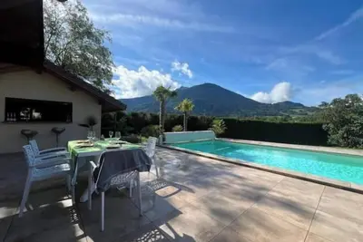 Image de Villa avec piscine privée et vue sur la montagne entre Genève et Chamonix