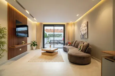 Image de 2-bedroom apartment with terrace, minutes to shopping, train, restaurants.