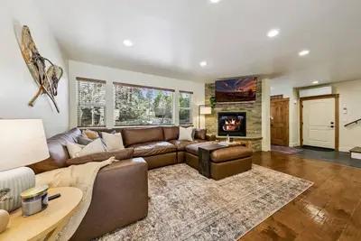 Image de The “Pine Tree Cabin”. Hot Tub, 4Br, 2 Ba, A/C, Near beaches, casinos, skiing