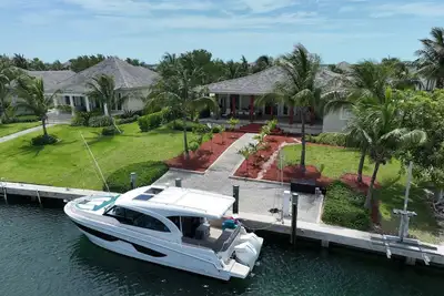 Image de Private Island House with dock, minutes from Hilton hotel and casino