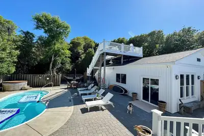Image de Charming Coastal 1 bedroom Cottage with pool access and steps to the beach