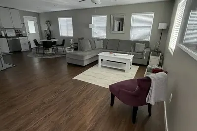 Image de Your Home Away From Home Quiet, Modern, & Open 1