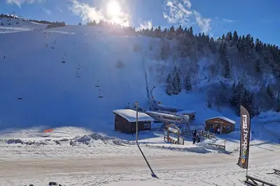 Image de Appartement « Le Recoin d'Eaubonne » à Chamrousse avec balcon, vue montagne et accès skis aux pieds