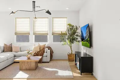 Image de Cozy Designer Henderson Home | Wfh + Fully Stocked