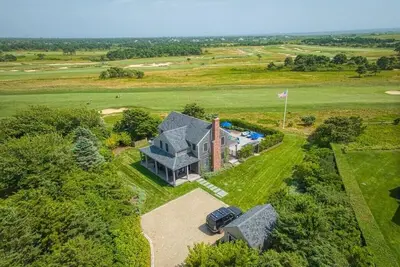 Image de Fairway and Ocean Views on Nantucket, walk to the beach!