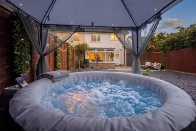 Image de Luxury 2br Cambridge House | Hot Tub & Pool Table