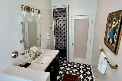 Image de Gorgeous Lakeview Apartment in Heart of Town