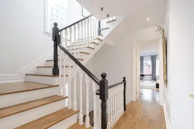 Image de Rare Yorkville Detached House with Parking and Hot Tub